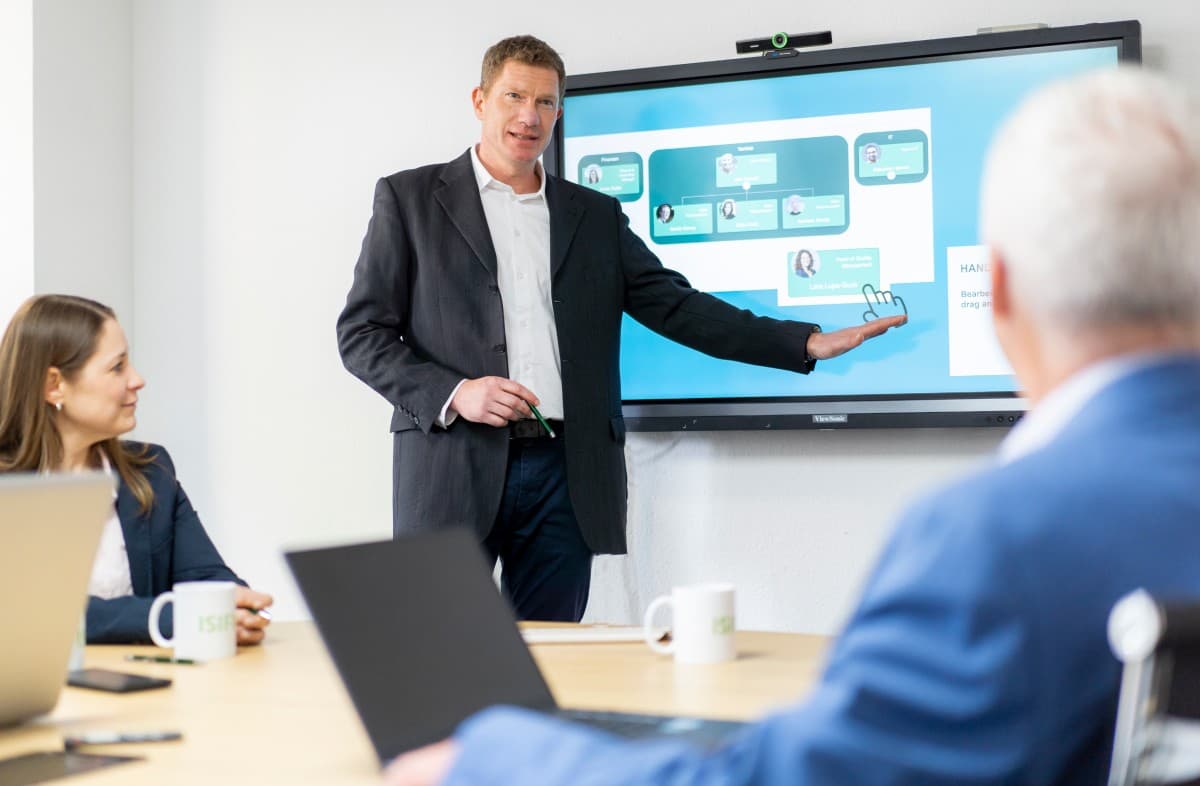 Michael Schmidt, Geschäftsführung von ISIFIVE in Meeting für Intrexx Consulting